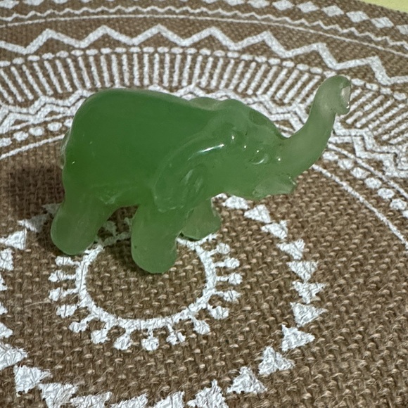 Green Glass Elephant Figurine - Picture 3 of 8